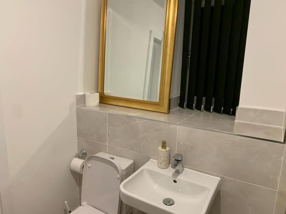 Brand New Entire 4 Bed House Multiple Free Parking Early Check-In Late Check- Out Allowed South Ockendon Экстерьер фото